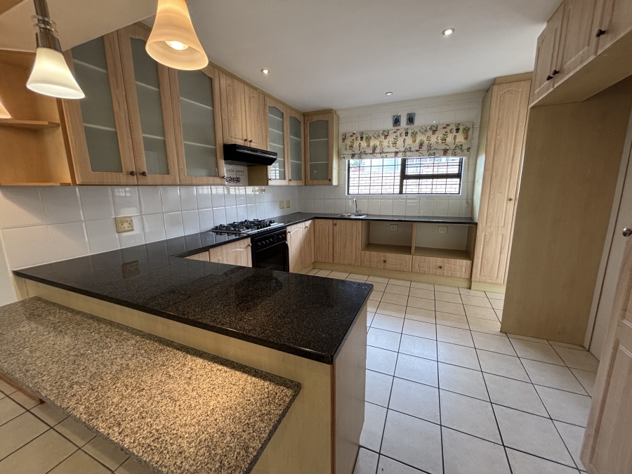 To Let 4 Bedroom Property for Rent in Summerstrand Eastern Cape